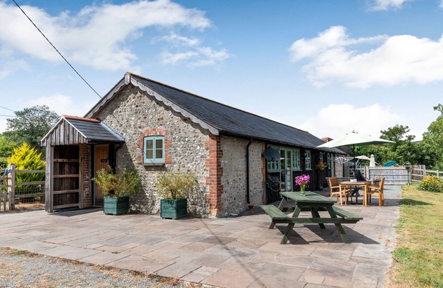 WILLOW, pet friendly, character holiday cottage in Maiden Newton