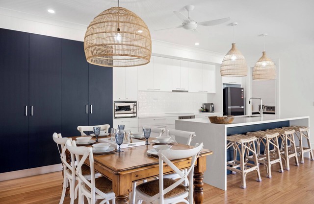 Willows Pet-friendly, gorgeous home, stroll to the beach, sleeps 8