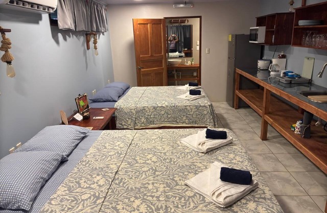 Willy's Fish Camp. All rooms, ocean view, walk to town! Hillside Hotel in Drake