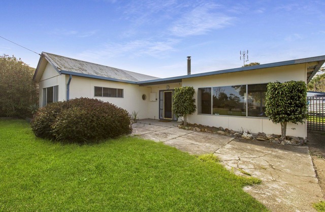 Windsong - A beautiful country-style property only metres from the water
