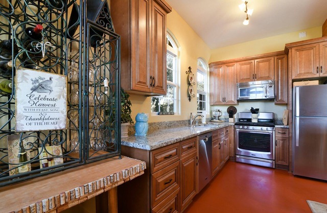 Winemakers Porch Incredible Home nestled in a vineyard