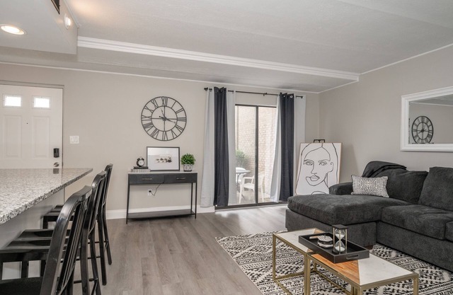 ⚪️ Without Color ⚫️ | Stylish Hilltop | Min to Downtown