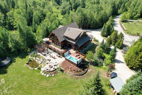 WML stunning log home in Bretton Woods, AC, 2-person Jacuzzi, indoor and outdoor fireplaces, & more!