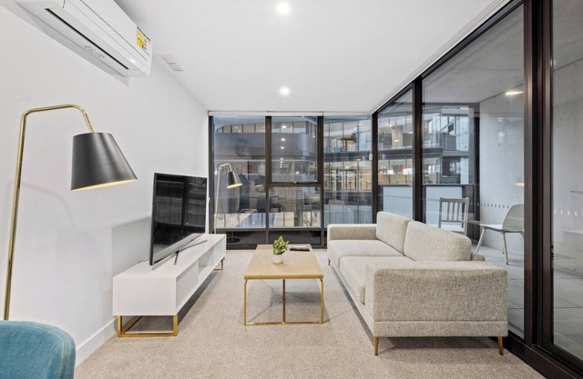 Woden Comfortable 1-Bedroom Apartment with Parking