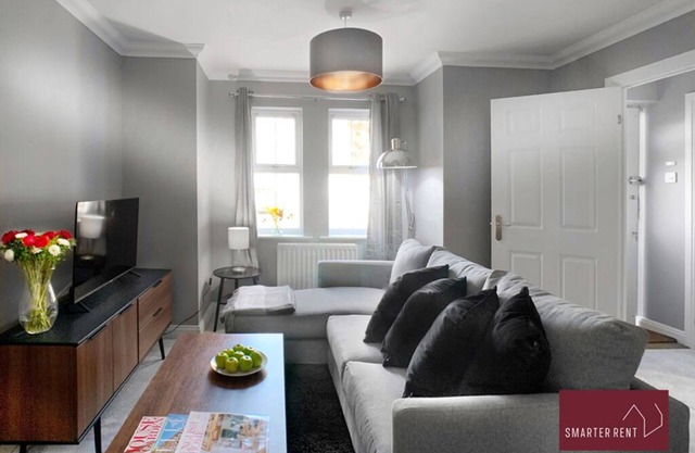 Woking - Driveway Parking, Pets Welcome