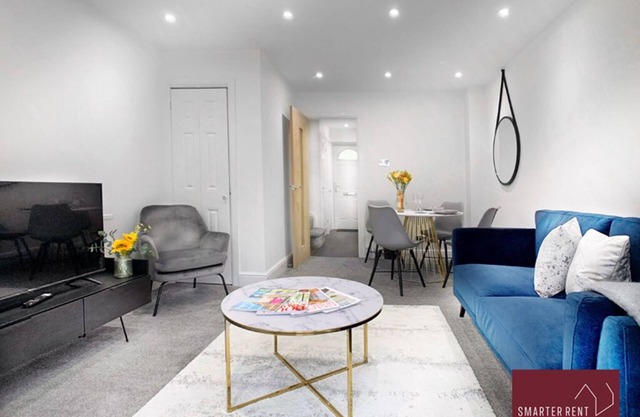 Woking - Parking, Garden, 2Bed