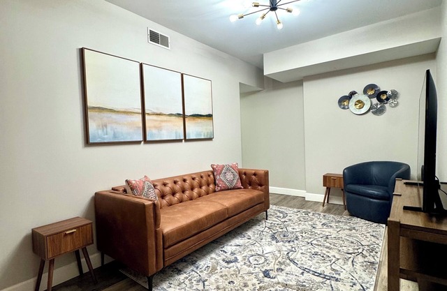 Wonderful 3bd/2ba condo w/AC in Fort Sanders. 2 Blocks to UTK! Free Parking!