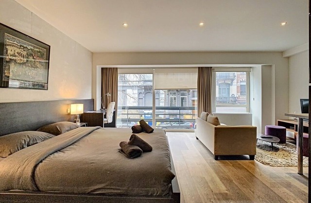 Wonderful "corporate" new flat