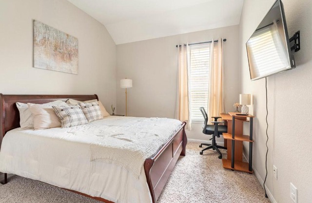 Wonderful Getaway Cypress 2 BR with thoughtful comforts