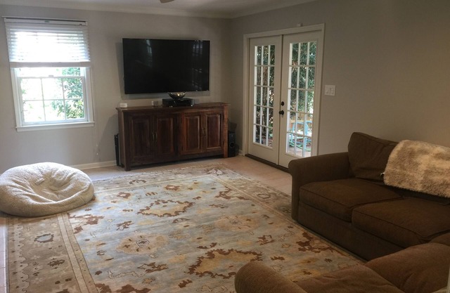 Wonderful Home/sleeps up to 10/3 miles from downtown