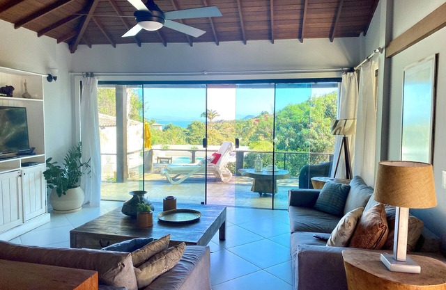 Wonderful House with 7 Suites 400 meters from Joao Fernandes Beach