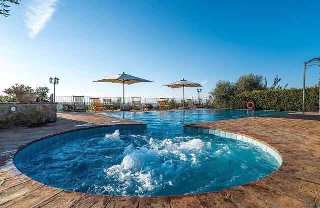 Wonderful private villa with WIFI, private pool, A/C, hot tub, TV, balcony, close to San Gimignano
