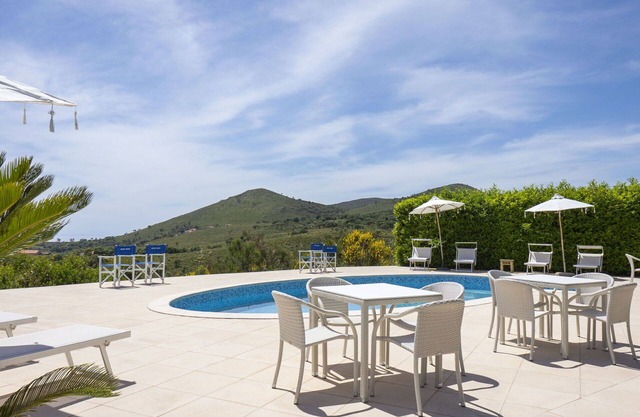 Wonderful private villa for 11 people with pool, WIFI, A/C, TV, patio and pets allowed