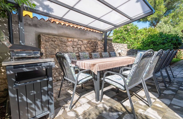 Wonderful private villa for 12 people with WIFI, hot tub, A/C, TV and patio