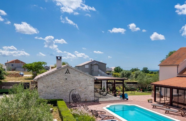 Wonderful private villa for 8 guests with WIFI, hot tub, A/C, private pool, TV and patio