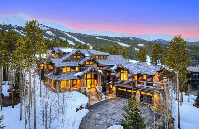 Wonderful Ski-In/Ski-Out Home w/Private Hot Tub, Shared Pool, Free WiFi, W/D