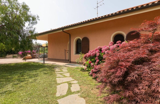 Wonderful villa for 6 guests with A/C, hot tub, WIFI, TV, patio, pets allowed and panoramic view