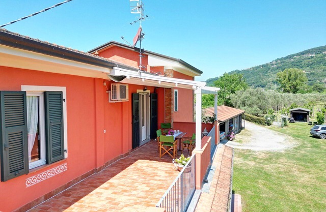 Wonderful villa for 4 guests with A/C, WIFI, TV, terrace and pets allowed, close to La Spezia