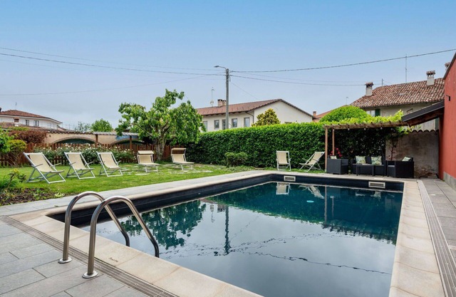 Wonderful villa for 12 guests with WIFI, A/C, pool, TV, terrace and pets allowed