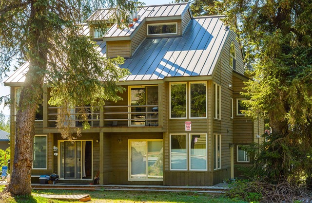 Wonderfully located ski-in/out condo with wood fireplace, loft, mountain views