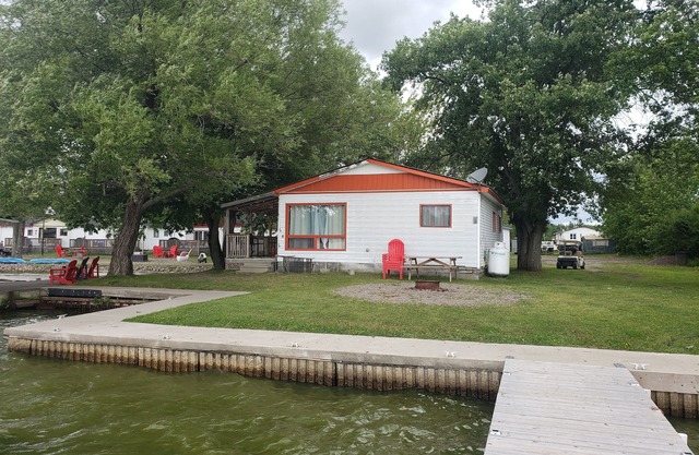 Wood Pecker #12 lake side 4 Bedroom cottage