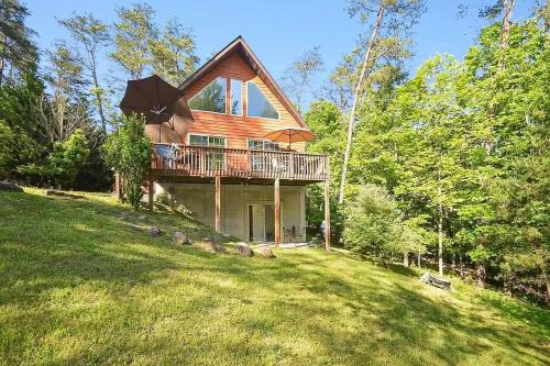 Wooded Cabin Escape w Fire Pit & Family Ready