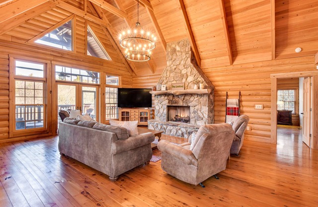 Wooded Cabin: Mtn Views, Hot Tub & 2 Decks!