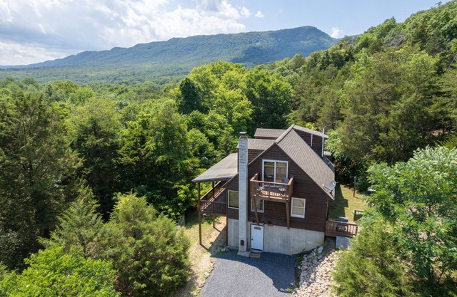 Wooded + Rustic Hideaway Minutes From River, Natl/State Parks, Hiking & Wineries
