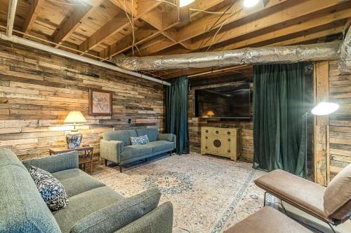 Wooden Cabin with Hot-Tub and Pool Table in Demorest, Georgia