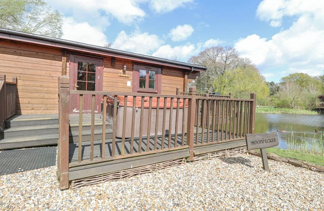 WOODPECKER LODGE, romantic, with hot tub in Badwell Ash