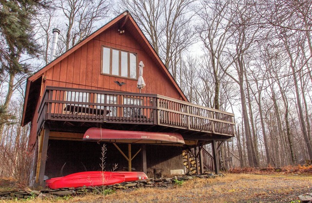 Woodsy A-Frame in Pocono Mountain Resort, Family and Pet Friendly!