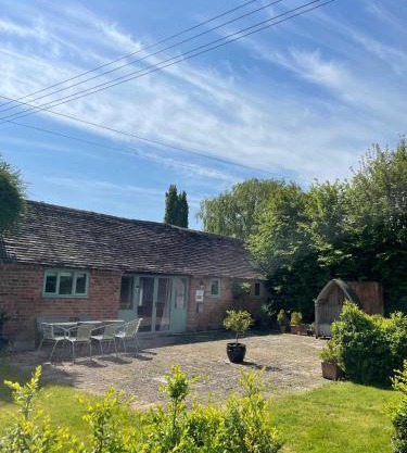 Worcester semi rural bungalow with off road parking