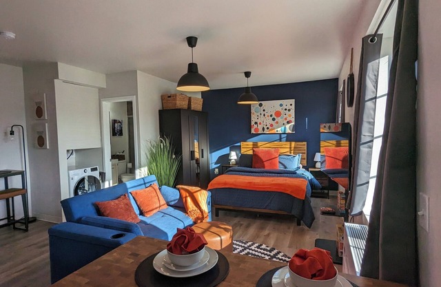 Work/Play Base: Park Free, 10mins DTWN, Fast WiFi