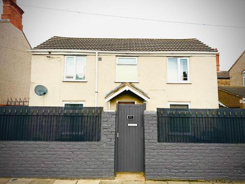 Work & Relax- Convenient 2-Bed House