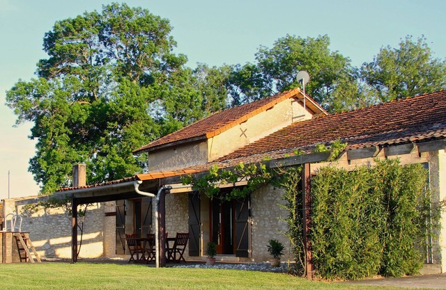 Workshop Conversion - within a vineyard, views, pool, wifi, bikes & games-room