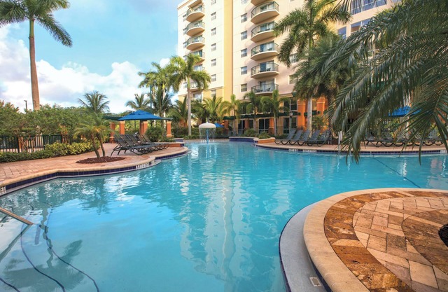 Wyndham Palm-Aire | 2BR Suite Pool & Resort Access