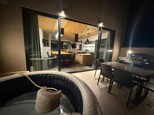 XL Sky Villa Seaview & Hot Tub BBQ