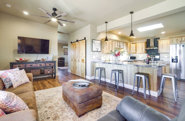 Yak Ranch w/Mountain Views, Near Wellington!