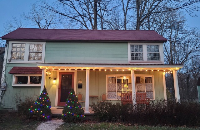 Yardley Boro Canal Cottage - Waterfront & Walkable!