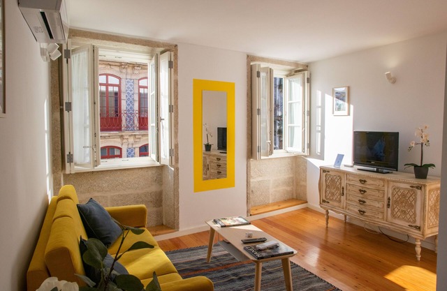 Yellow apartment in the heart of Porto