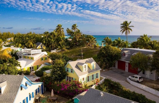 Yellow Bird Cottage in Hopetown Settlement