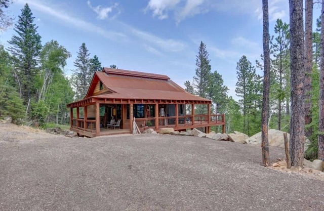 Yeti Hideout - Fire table, hot tub and stunning views!