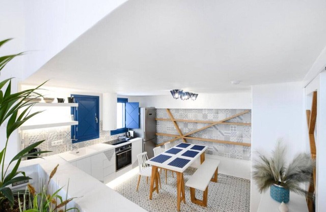 Yin Villa in Monolithos Beach, next to Fira, close to airport