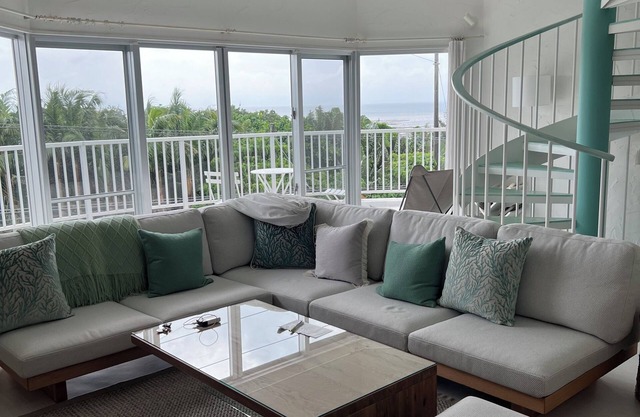 You can enjoy a luxurious space with a view of the sea of Ishigaki Island.