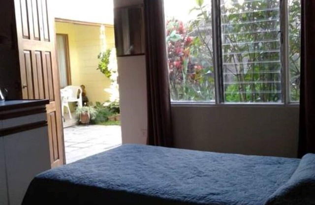 Your B&B garden bedroom in Urbanización Carmiol