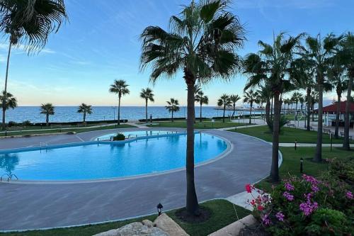 Your Coastal Escape Awaits! Beachfront Bliss 30 second walk to the beach!