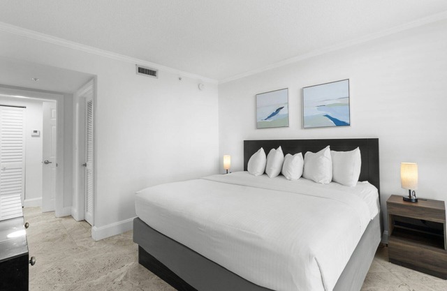 Your Home Away From Home! Onsite Heated Pool, Kitchen, Near Coco Walk