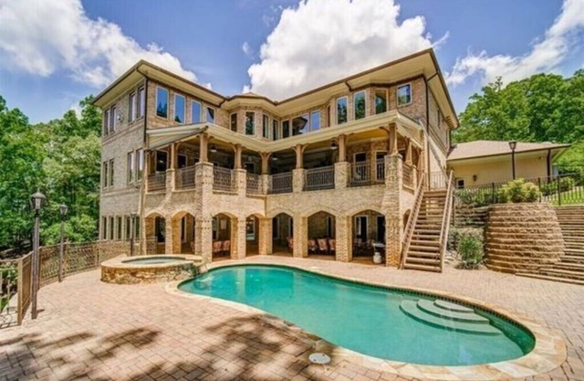Your Private Gated Castle Escape on Lake Lanier-Beachfront, Gym, Pool &Jacuzzi!