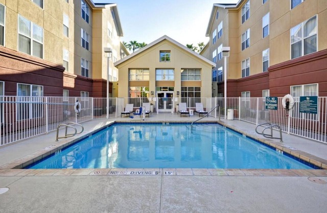 Your Relaxing Getaway Awaits! Full Kitchen, Free Breakfast, Pool, Pet-friendly!