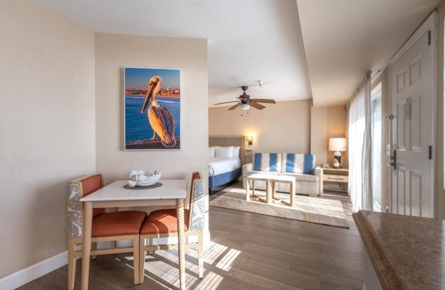Your Relaxing Getaway Awaits! Beachfront, Parking, Near California Surf Museum!